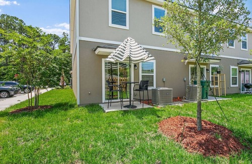 Baymeadows Villa | Tropical Oasis 2 bdr - patio, playground, dog park