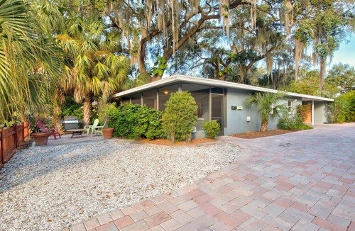 Gillespie Park House | Tropical Oasis in Gillespie Park