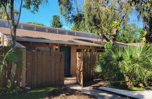 Park East Condo | Tropical Paradise close to Downtown Sarasota, Old Florida Style One Bedroom