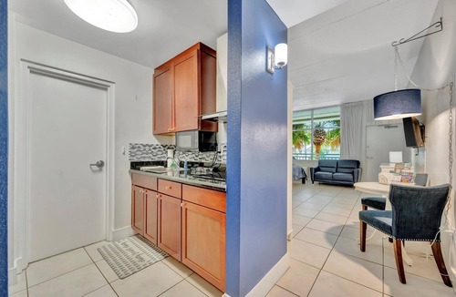 Ruskin Apartment | Tropical Suite Sleeps 4! Beach Access & Hot Tub