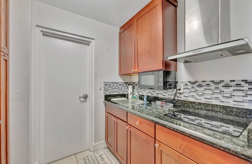 Ruskin Apartment | Tropical Suite Sleeps 4! Beach Access & Hot Tub