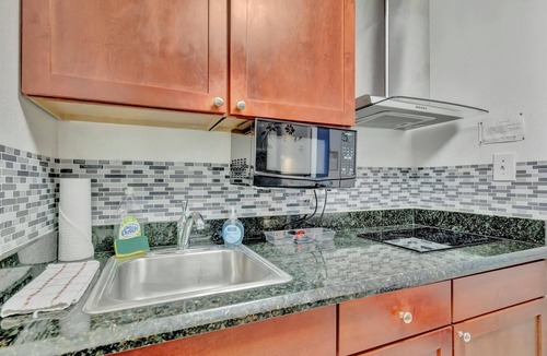 Ruskin Apartment | Tropical Suite Sleeps 4! Beach Access & Hot Tub