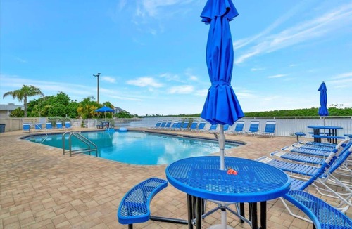 Ruskin Apartment | Tropical Suite Sleeps 4! Beach Access & Hot Tub