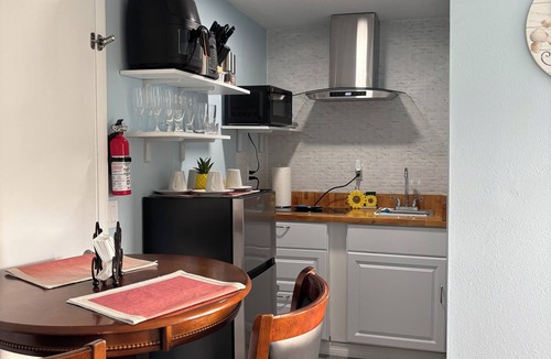 South Venice Apartment | Tropical Venice Suite Heated Pool Pet-Friendly