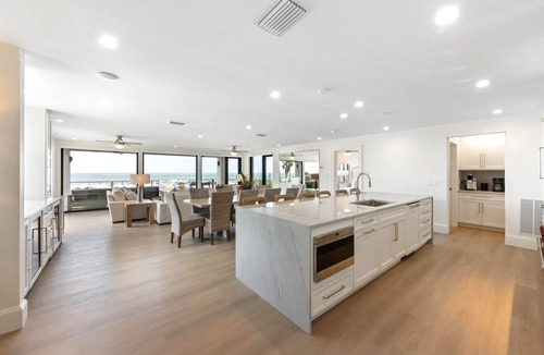Anna Maria House | True Beachfront - 2 Beachfront Masters - Best Location!