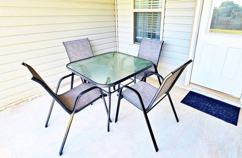 Houston County House | Tv in all Rooms| King Suite|Workspace| Near RAFB