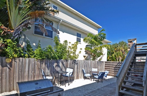 Ilexhurst Condo | Two Bed One Bath Beach Side Rental on Anna Maria Island steps to Holmes Beach