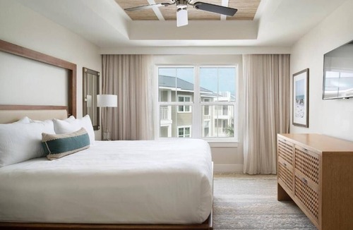 Holmes Beach Hotel | Two-Bedroom Villa with Tranquil Colors, Soothing Textures and Island Charm
