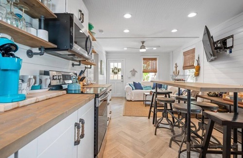 Savannah Beach House | Tybee Beach house is located close to the Beach, Restaurants, and Shopping!