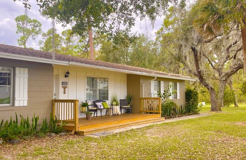 Florida Central Atlantic Coast House | Unique & Cozy 3/2, 5min to Disney, 10min to Universal/Convention Center!