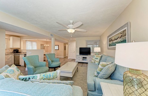 Longboat Key Condo | Unit #207 Sand Cay Beach Resort Pool View