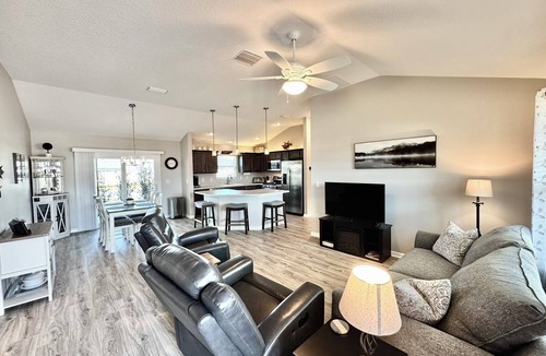 Wildwood House | Unwind Yourself - 2/2 with Golf Cart in The Village of Richmond