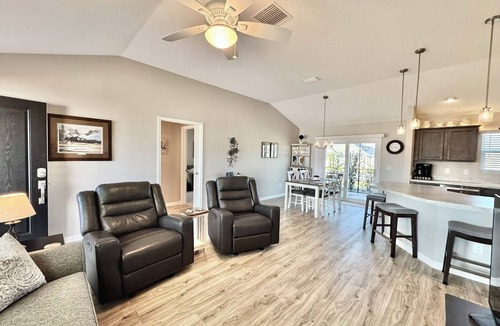 Wildwood House | Unwind Yourself - 2/2 with Golf Cart in The Village of Richmond