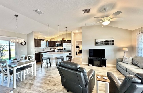 Wildwood House | Unwind Yourself - 2/2 with Golf Cart in The Village of Richmond