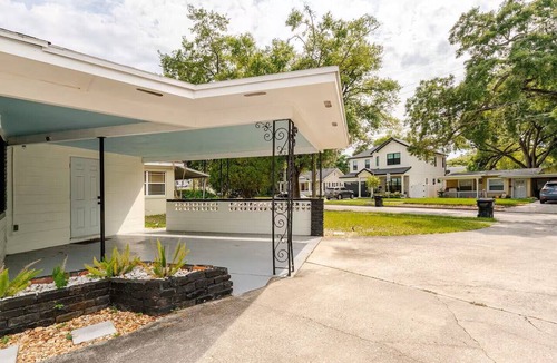 College Park House | Updated 2 BR/5 min to Advent Health/Walk to Museums, Parks & Dining.