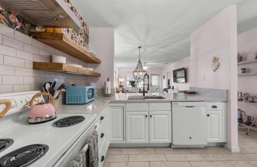 Coquina Gables Apartment | Updated! Beautiful Decor! Walk to Beach & Eats