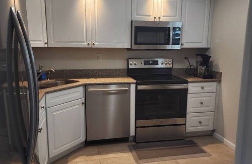 Park Shore Condo | Updated condo in Park Shore! Near beach, Venetian Village and Waterside Shops.