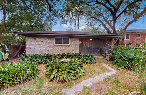 San Marco House | Updated house with enclosed yard, patio, central AC, & washer/dryer