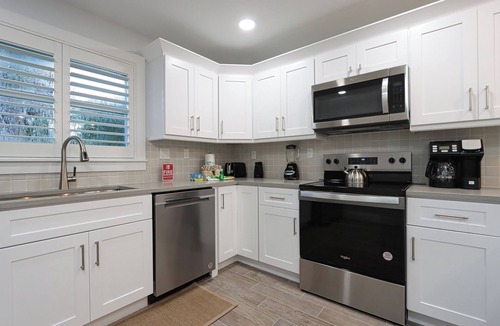 Sanibel House | Updated Three Bedroom Home, Short walk the Beach! Shell Basket 2