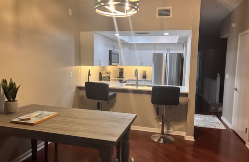 Island Estate House | Updated Townhome, Walking distance to Beach, Restaurants, Aquarium and Shops