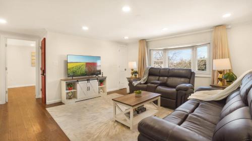 Valley Stream Apartment | Upgraded Haven with Free Parking! Close to the Airport!