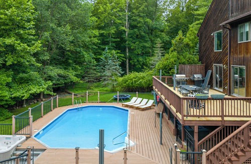 Airmont House | Upper Saddle River Resort w Pool, Hot Tub & Lake