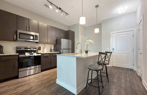 Carver City - Lincoln Gardens Apartment | Upscale 1 BR Apt in Westshore, Courtyard Views