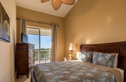Ruskin House | upscale 4 bedroom waterfront house- Just a short 7 minute walk to beach