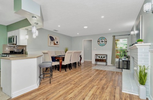 Seffner Community Alliance House | Upscale Family Oasis: Serene Location ~ Pool ~ Parking