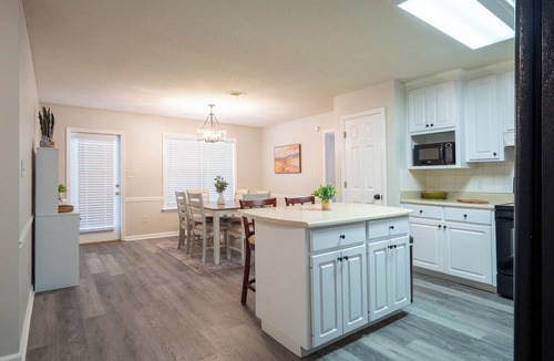 Valdosta House | Upscale GAME ROOM, Movie Theater, Arcade, Fire Pit, 4BD/2BA Home with WIFI