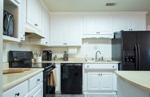 Valdosta House | Upscale GAME ROOM, Movie Theater, Arcade, Fire Pit, 4BD/2BA Home with WIFI