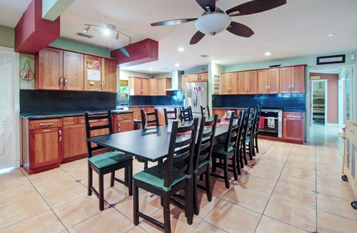 Homestead House | Upscale Tropical Hideaway for Families & Groups! Pet-Friendly!