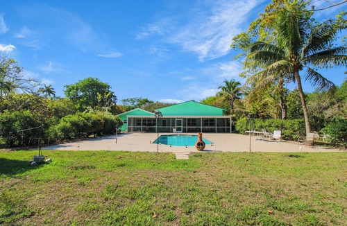 Homestead House | Upscale Tropical Hideaway for Families & Groups! Pet-Friendly!