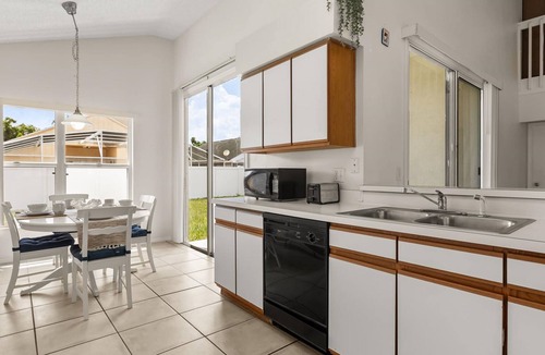 Chatham Park House | Upstay 3BR Family-friendly Stylish Retreat w Patio
