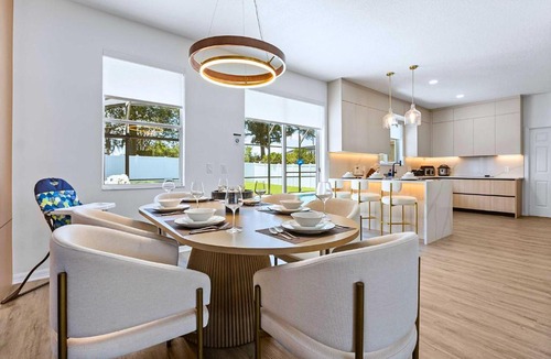 Windwood Bay House | Upstay Contemporary Retreat w Pool BBQ & Backyard