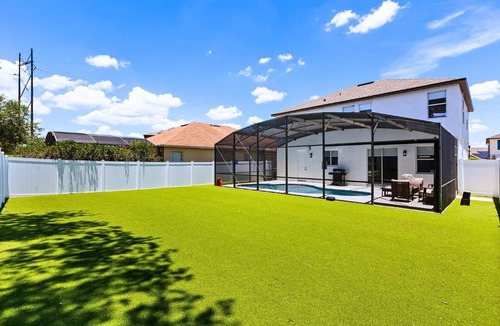 Windwood Bay House | Upstay Contemporary Retreat w Pool BBQ & Backyard