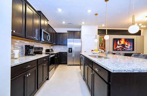 Four Corners House | Upstay Family Fun 5BR Retreat w Pool & Games Room