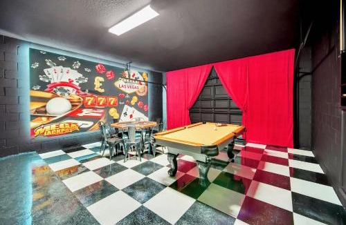 Kissimmee House | Upstay Modern Home w Pool, Games & BBQ - Sleeps 18