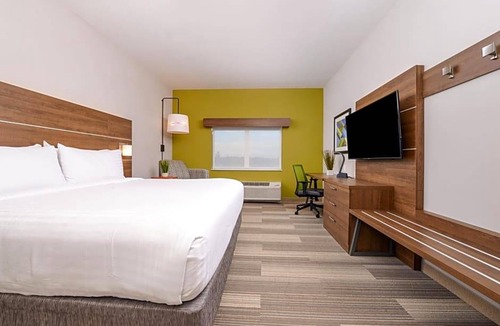 South Pinellas Community Council Hotel | 3-Star Hotel ∙ Holiday Inn Express & Suites - St. Petersburg - Madeira Beach, an IHG Hotel