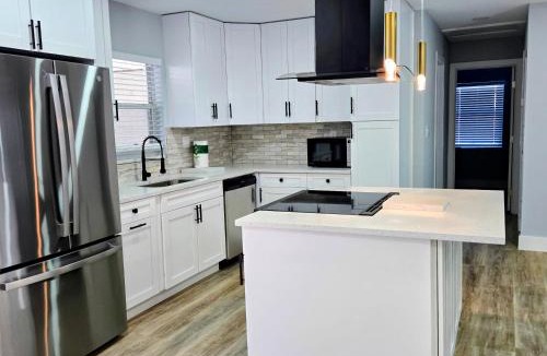 Bayshore Gardens House | Vacation Home with Pool