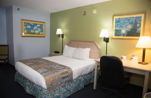 Mary Esther Hotel | Value-Packed Stay w/Free Parking | Near Gulfarium Marine Adventure Park - 3.7mi
