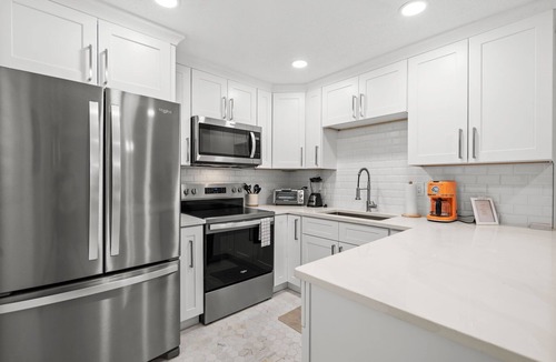 Golden Beach Condo | Venice Island Beach Escape. 1 Minute Walk to Private Beach! Just Renovated!