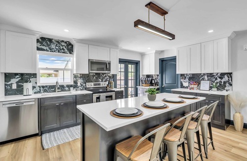 South Venice House | Venice Vibes Stylish Pool home only 2 miles from beach! In Shark tooth capital!