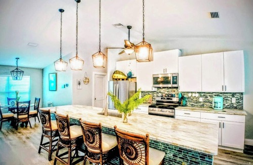 Vero Beach House | Vero Beach Oasis Heated Pool + Hot Tub Tiki Bar Pet-Friendly Near Beach