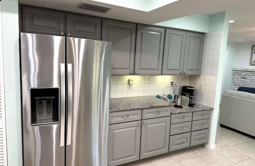 Wabasso Beach House | Vero Oaks (Stroll to beach + Mini Golf + Jacuzzi)