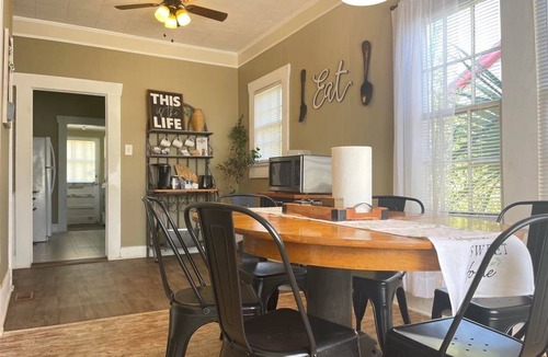 Lyons House | Vidalia Sweet Onion Home in Downtown Lyons, with King Bed-Travel Workers Welcome
