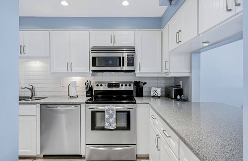 Madeira Beach Condo | Villa Madeira 402 - 3BR/2 BA Gulf Front Condo w Heated Pool & Beach Access