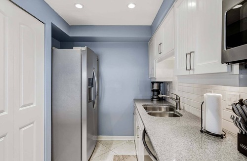 Madeira Beach Condo | Villa Madeira 402 - 3BR/2 BA Gulf Front Condo w Heated Pool & Beach Access