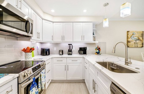 Sanibel Condo | 🌺Villa Sanibel 3A: New Coastal Elegance -First Floor-Overlooks Pool🤽‍♀️