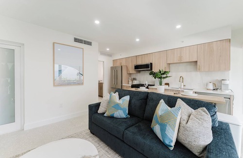 Boca Raton Apartment | Villa Verde - Boca Pool & Beach walk